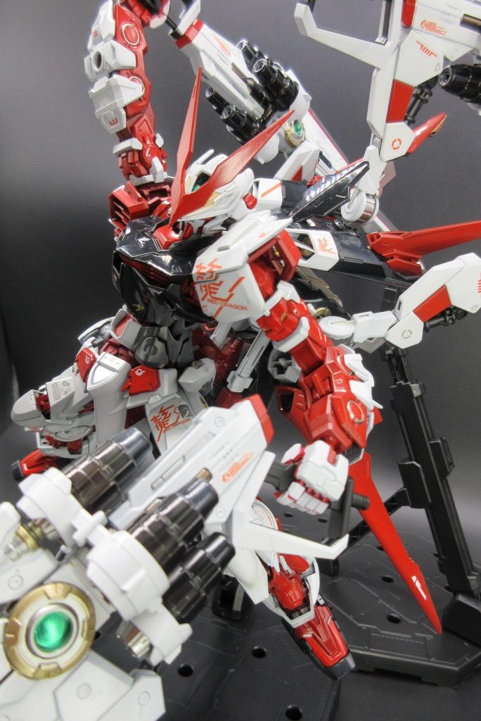 黒は色々試しました、胸部はミッドナイトブルーにグレーで味付けしたあとクリアブラック。ヌルヌル仕上がりになり満足カレト～はカッパーゴールドシルバー塗ったあと派手すぎるなと思いクリアブラックでごまかし、中が透けてる感じに仕上がって結果オーライ