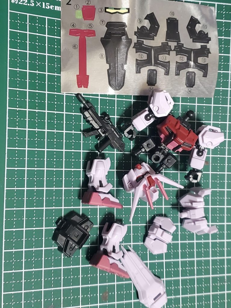 食玩だからしょうがない…と言えばそれまでなんでしょうが旧HGを彷彿させるシール補完の多さよ(T_T)シールドなんで一色すよ