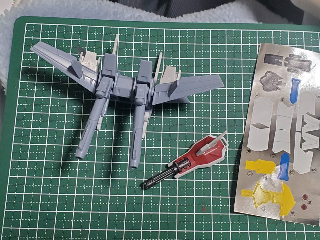 EXパーツの方は白い部分メインなので追加塗装はまだまし？