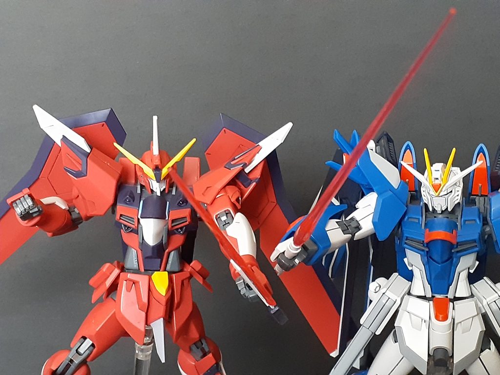 デストロイ撃破シーンはスパロボなら合体攻撃になりそう。残念ながら手首の稼働的に突くような感じにはできないけど。