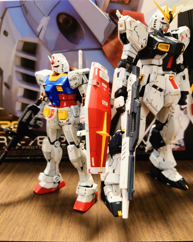 νガンダムとツーショット。ほかの方の投稿を見るとポロリが多くストレスとありましたが、私のはポロリしません。ただクリアランスの調整が悪かったのか、下肢は動かしすぎると折れそうになります。最後までありがとうございました。