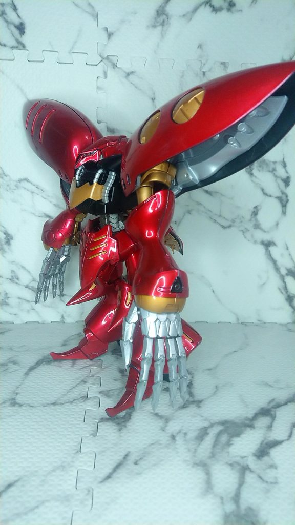 シャインシルバーは下地の黒を隠しきれない状態でクリアレッドを塗りました。それが幸をそうし奥深い仕上がりになり、個人的に良い出来になりました。  