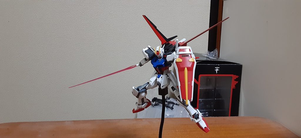 キービジュアルのポージング、後ろにイージスの横顔載ってるやつです。「僕だって、君となんか戦いたくない。だけどあの船には、守りたい人たちが、友達がいるんだ‼️」なんかキラとサイ達は本当に仲良いのか？とか考察あるけど、大切に思ってなけりゃある意味恋人以上の大切な親友に銃向けねえよ。