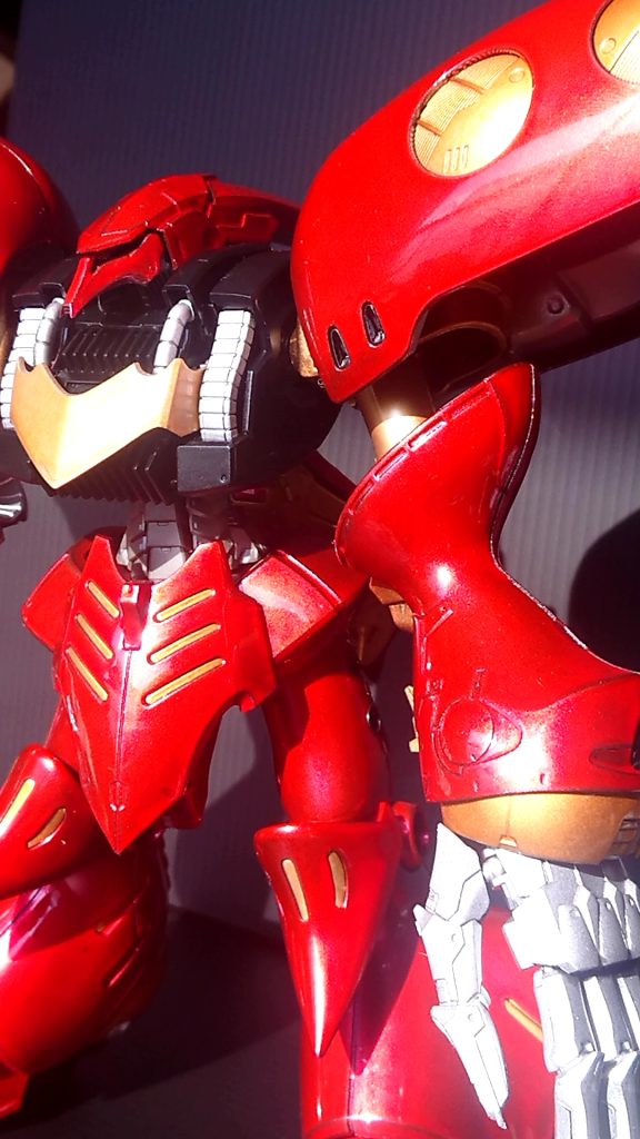 パーツを分解中に脚の付け根を折ってしまって、接着剤で固定してるのでポージングがこれしかとれません。