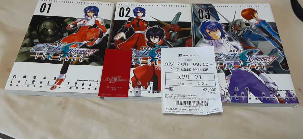 本日二回目行ってきました‼️いやー、やっぱり展開早く感じたけど、キラ君とラクスにうるっと来たり、一回目はほとんど「うぉー‼️」だったけど二回目は感動でした。あとDESTINYではディスティニーとインパルスが損傷して、今回はインジャとストフリが損傷してて逆になってる部分あったり。それからディスティニーガンダムが出撃する時BGMがディスティニー出撃だと知り良く聴いてみたら本当だ‼️となりテンションぶち上がりましたよ‼️あのBGM大好き。放送前の番宣で「また、新たな伝説が始まる」と三石さんがナレーションしてたけど、今回の劇場版、初回3日で興業収入10億、先日金曜で21億突破と本当に伝説への階段を登っています。ガンダム映画の過去最高はファーストのめぐりあい宇宙の23億、確かに当時と色々違う(ドルビーや4DXがある)けど、こっちはDESTINY放送から18年も経ってるわけで、ハンデはむしろこっちがデカイような。別にファースト嫌いではないけど超えたら皆さん素直に祝いましょう。