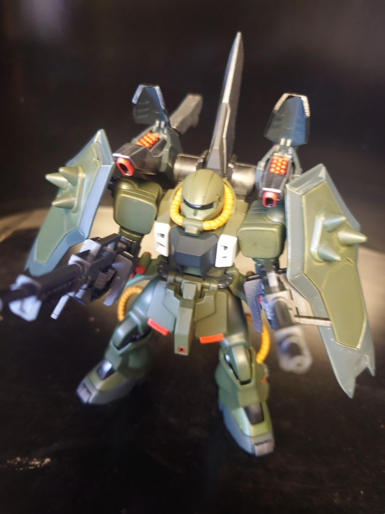 本来はザクのボディにザクファントムの脚を取り付ける予定だったけれど、意外とザクファントムの足が短かったので、ザクファントムのボディにザクの足を取り付け。グレイズの前腰アーマーを接着してボリュームアップ