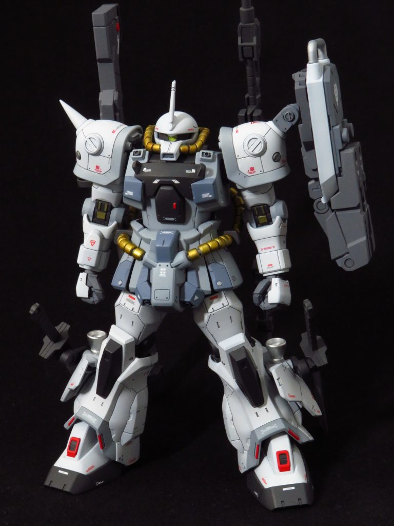 随所に大小様々なバーニアを追加し、高機動型らしさを再現コクピットハッチや膝を別物に作り変え、スジ彫りやモールド追加でディティールアップも施工腰部動力パイプはビルダーズパーツの物に差し替え