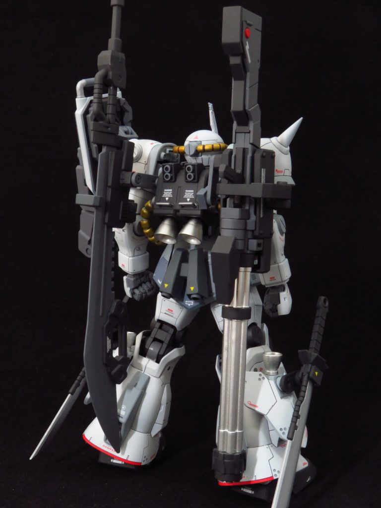ガンダムベース限定システムウエポンキットの大型ヒートソードとガトリング砲を主兵装に採用しつつ、背部にマウント出来る様ハンガーをプラ板でスクラッチ背部にも高機動型を演出すべく大小様々なバーニアを追加