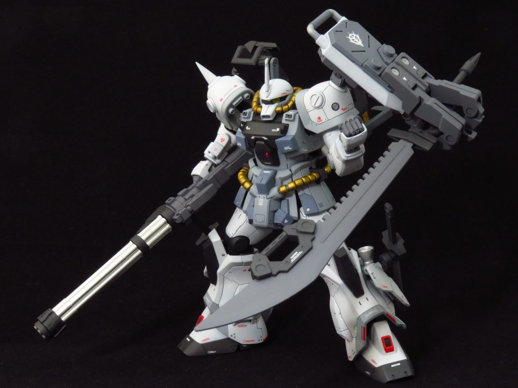 左肩に装備したシールドアームはサブアームとしても機能し、大型ヒートソードの保持も可能敵機を掴み、握り潰す用途としても使用可能