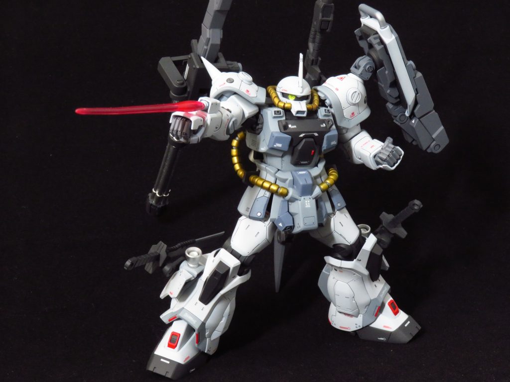 鹵獲した連邦機のビームサーベルを試験運用、と言う設定で右腕のヒートワイヤーはビームサーベルに差し替えエネルギー供給の課題をクリア出来ていない為、サーベル自体の運用時間は短時間且つ使い捨て