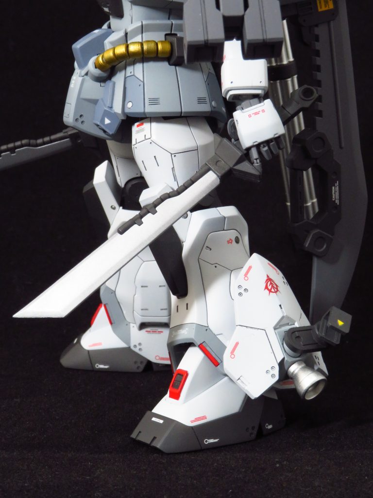 脹脛の追加装甲は回転式になっており、バーニアを下側に向ける事で機動力向上を再現バーニア下向きにしてソードをハンガーにマウントしたままだと手がソードのグリップに届かない為、普段はバーニアを上向きにしています