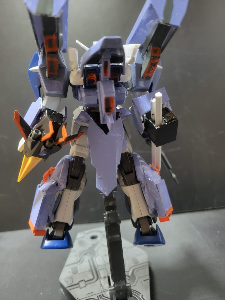 背面はこんな感じです。制作を急ぎすぎて、アサルトシュラウドのブースターを接着したのにデュエル側のブースターの塗装忘れたのは痛いミスでした。