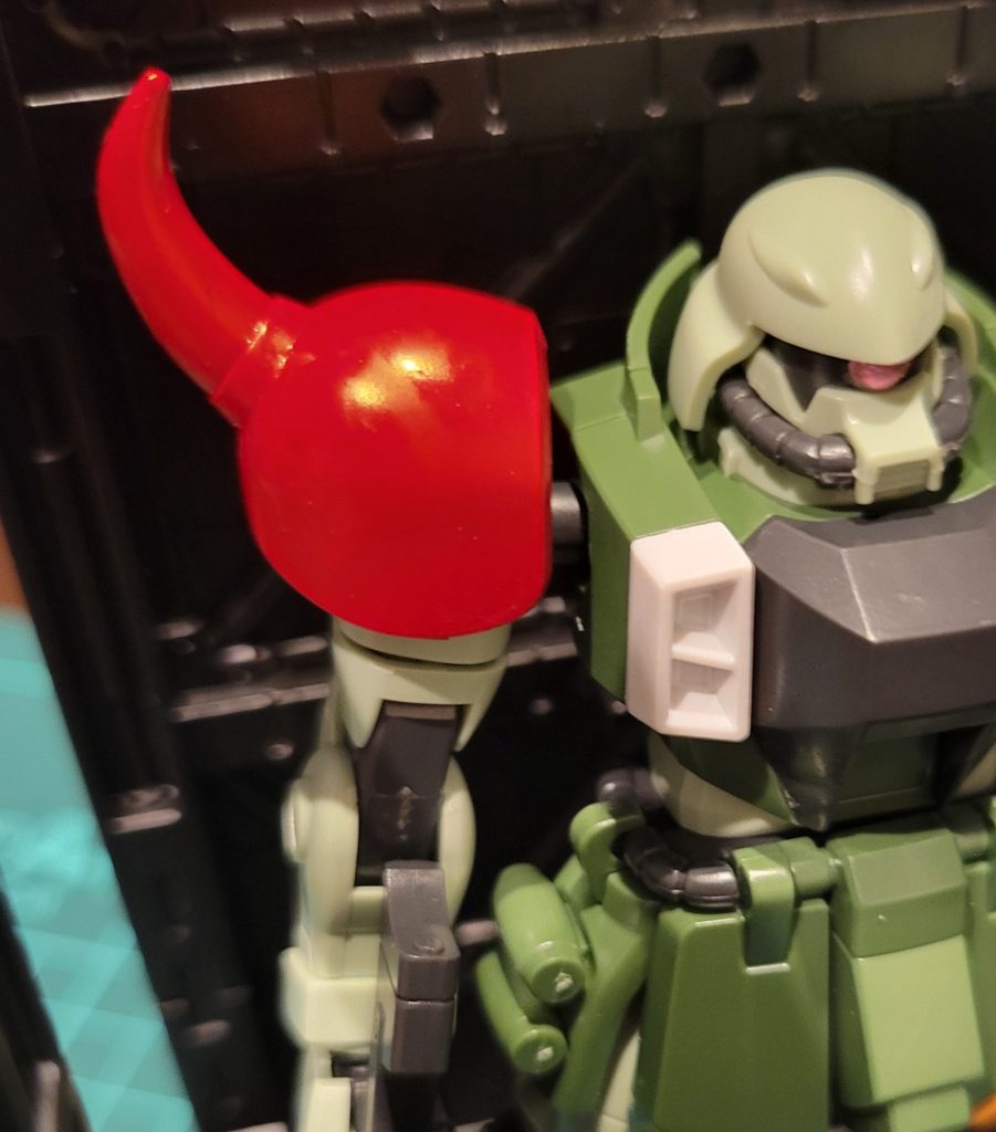 ガンダムマーカー(赤)を二度塗りしました。もっと血のような赤黒さが望ましいのですが、今回は初投稿を目指して手早く済ませました。塗りムラがむしろ良い仕事をしています。