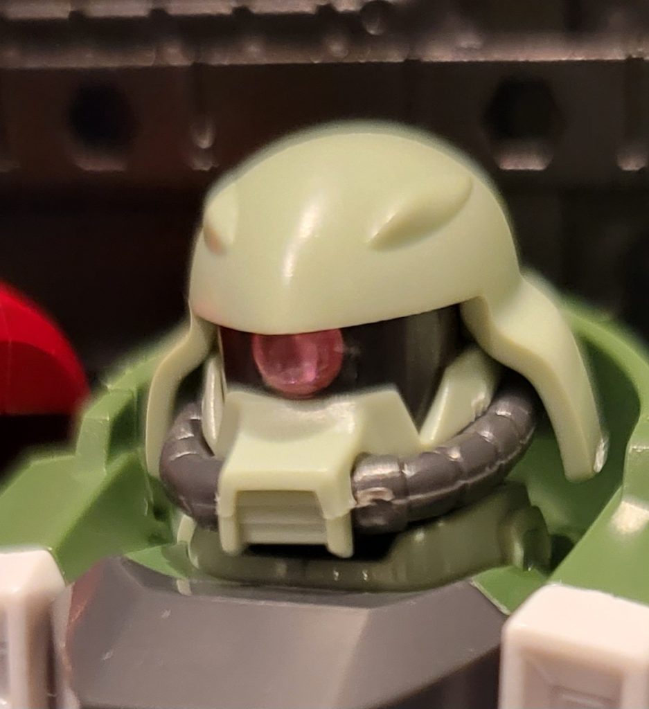 モノアイは100均のジュエルシールを使用しました。それだけでは宝石感が残るので、同じく100均のUVレジン(ピンク)で丸く仕上げています。このモノアイだとザクウォーリアの頭部には大きすぎるのでモノアイの上側を少しカットしてあります。