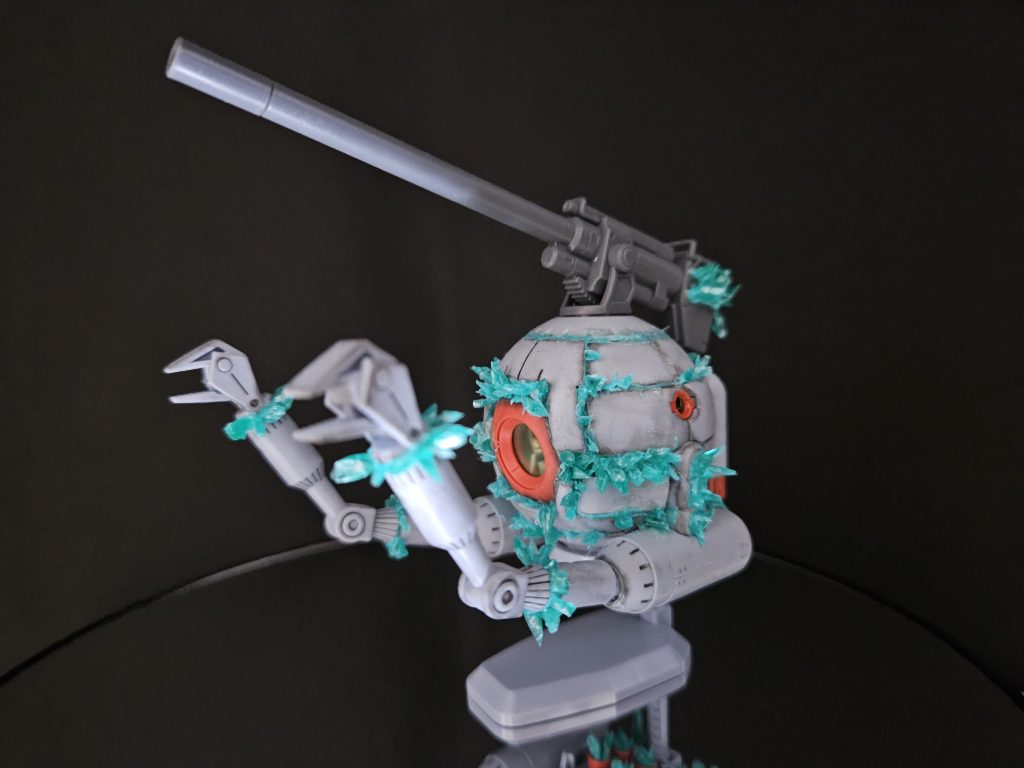 手を加えたモールド部位は切断しています。結晶と同色のランナーを溶かした接着剤にて接着しているので、結晶を植えた箇所はもちろんスミ入れ程度の部位も含めていい感じになったと思います。