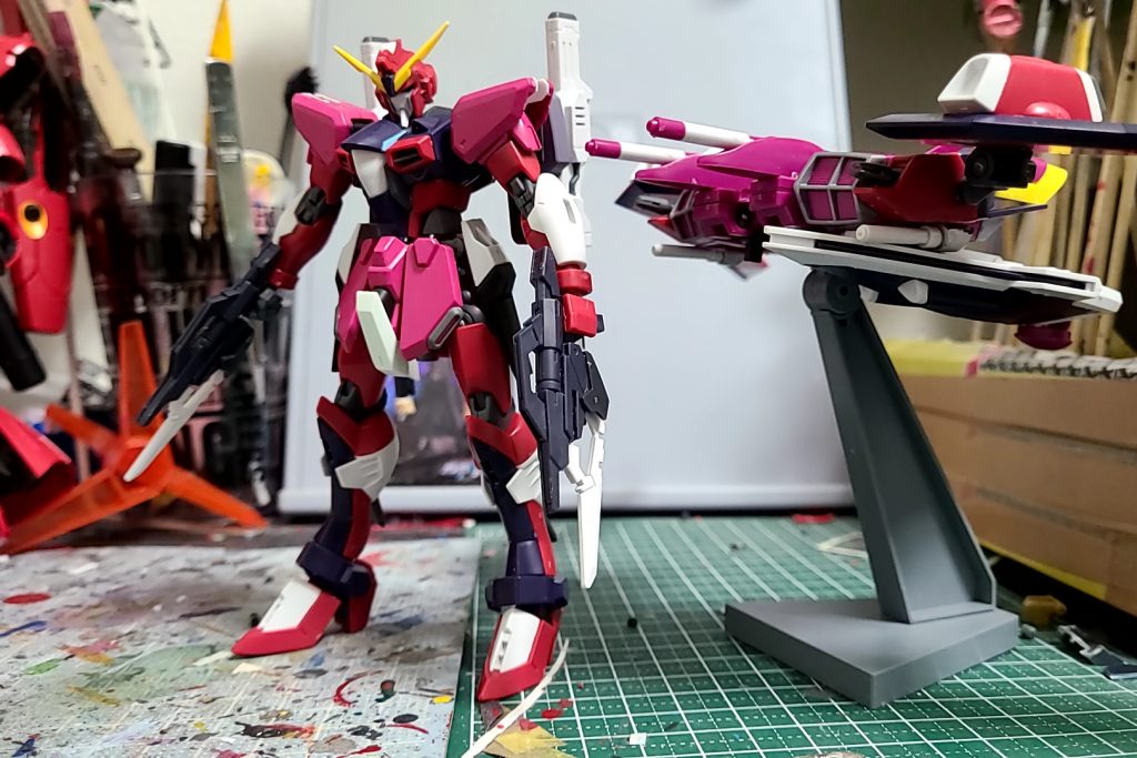 製作途中でAC6ランクマをやってたら(両肩軽レザキャかっこいいな…)ってなったので本体バックパックにイモジャのビームライフル付けてみたそして最終てきにこれで決定