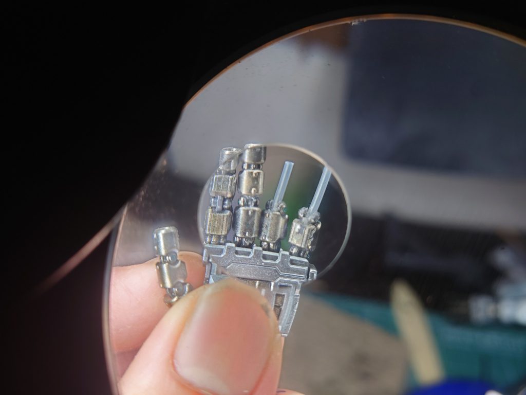 プライマーを吹いたあと洗浄したため、指がもげたのですが真鍮線で補強。