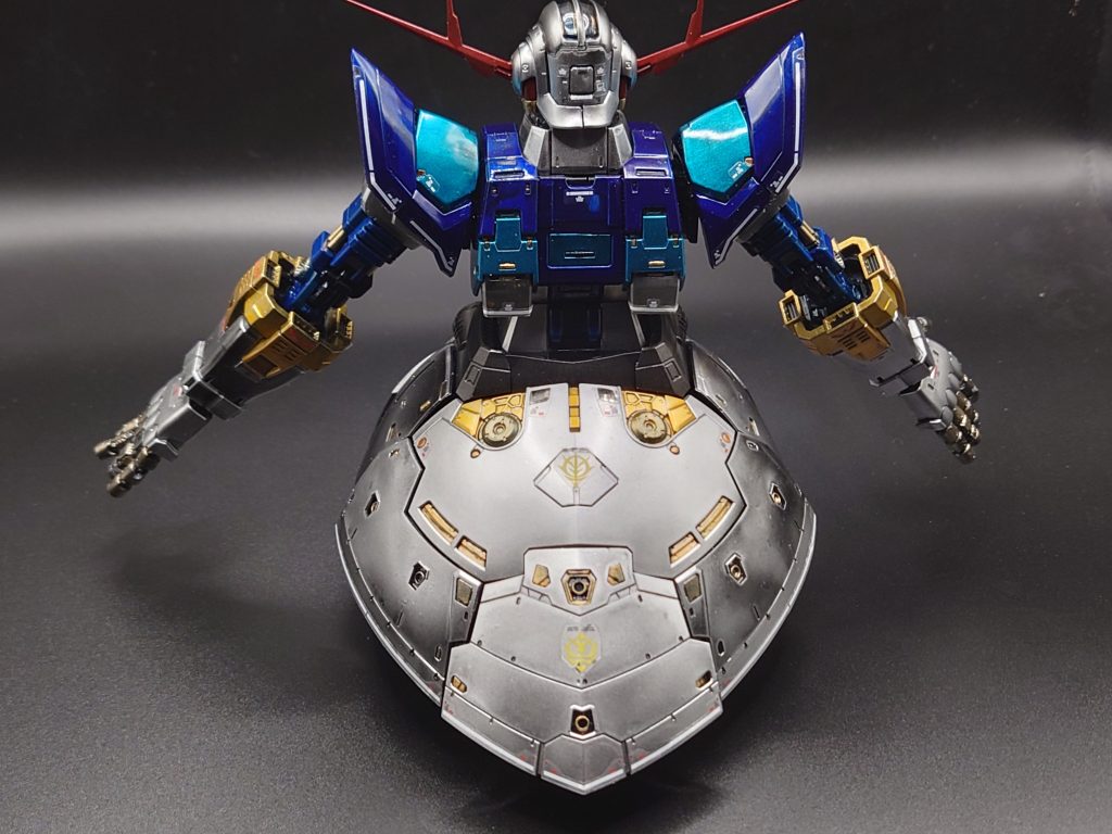 フロントとバックはめ込み部のゴールドがいいアクセントを出してます。