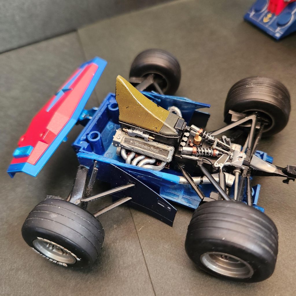 音速の貴公子と言いながらアイルトン·セナではなくメルセデスV10エンジンを搭載しています。MP4/12か13のジャンクがあったので載っけてみました。グルーブドタイヤが懐かしい。