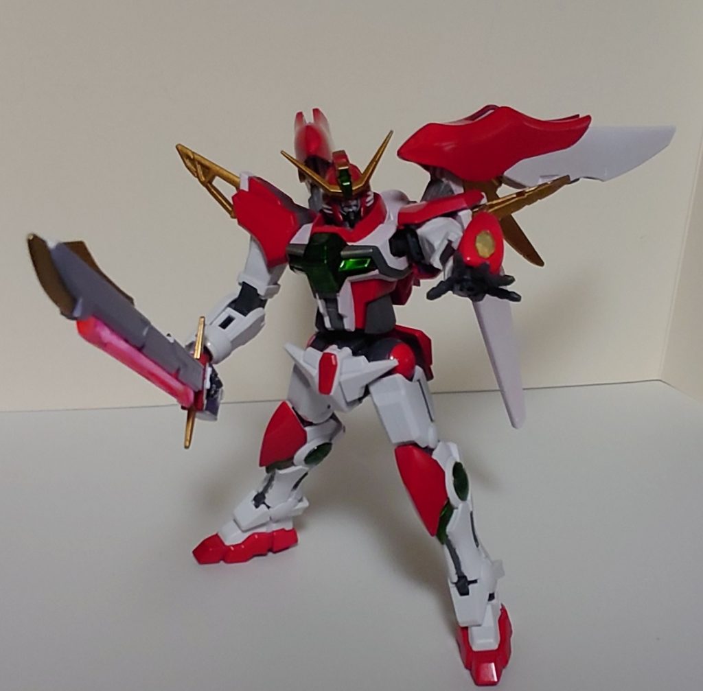 開いたスタンスで。羽根が大きいため、バランスを取るのが難しいです。デスティニーの胴体が下に向かってボールジョイント、エクシアの腰が上に向かって5㎜くらいの太い軸だったので、両方切断して関節を新造してます。胸部もフィンを切り飛ばしてエクシードストライクから一部移植。腕も上腕の軸を切り飛ばしてパテで接合してます。