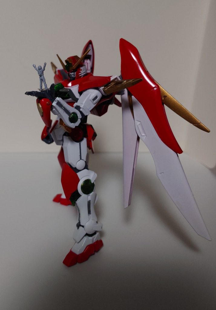 手乗りパイロット。パルマフィオキーナは手のひらが平らではないため、なかなか素直に乗ってくれません。見えないですが、バックパックはウエポンラックの根本を切断し、丸モールドパーツに置き換えて羽根の可動域を増やしています。剣は気合いで何処かから出てきます。