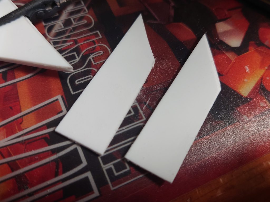 ウィングに使う予定でプラ版から切り出し研磨して作ったパーツ。使いませんでした(((