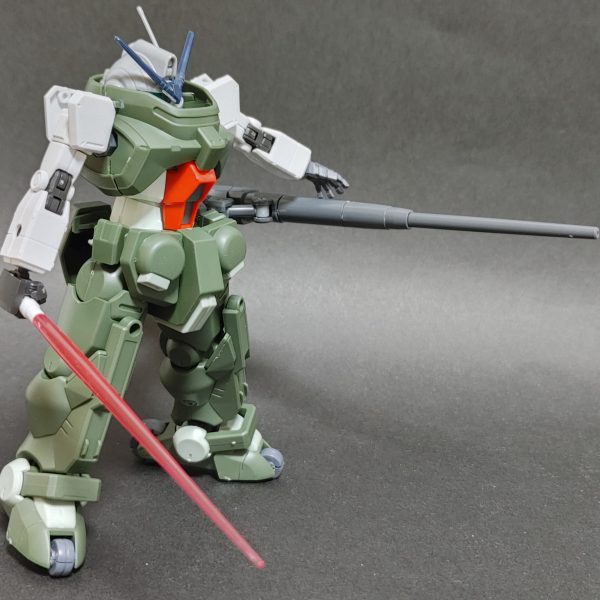 前作ガンレックスの世界線で 月面作戦用の機体「Ｌ（ルナ）ガイヤー」です。 ガンタンクからの派生機体で、月面をローラーで滑りながら砲撃します。 砲撃だけでなくビームサーベル試験運行中の設定です。（この世界ではビームをサーベル状にすることが難しい） もう少しいじったら色合いを赤にしてグリモアっぽさを抑えたいところ。（3枚目）