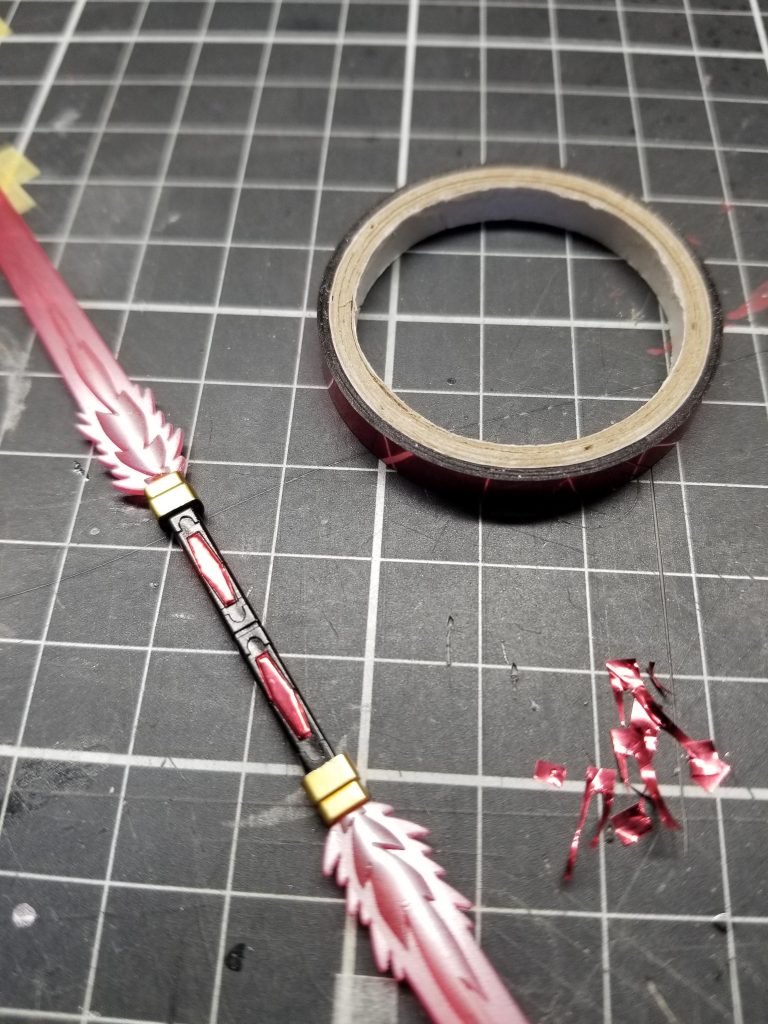 ビームサーベルの柄の部分は塗り分けが非常に面倒でしたのでラピーテープを使用しました。ビーム部は雰囲気を出す為にパールシルバーでグラデーションっぽく。
