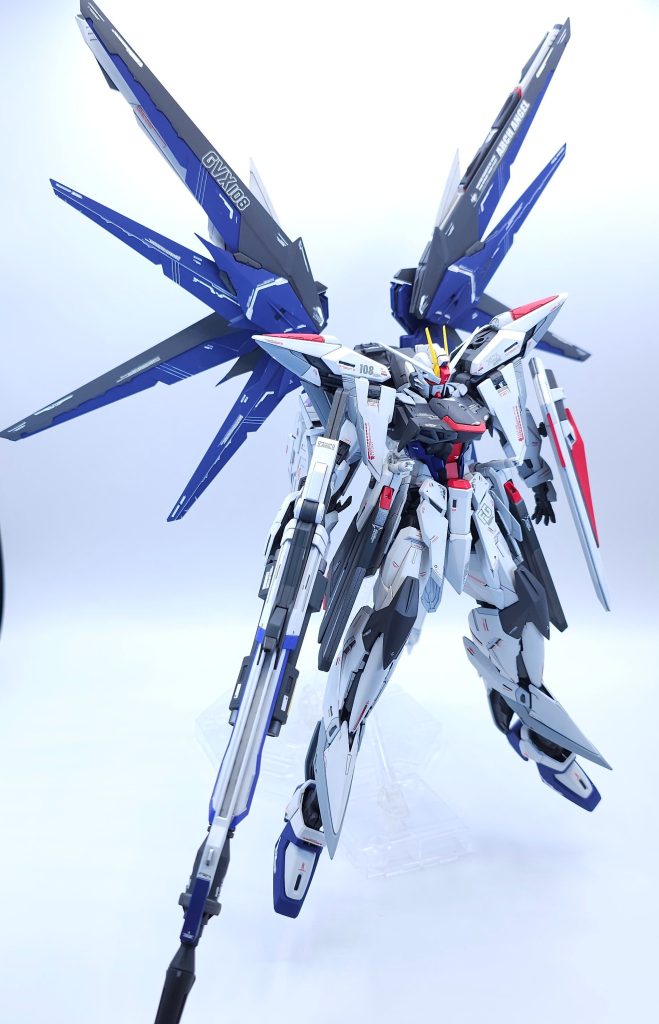 エクリプスのボディにフリーダムver.2.0のヘッド、ウイングバインダーver.1.0のレールガン、足首、シールドをミキシング。ライジンストライカーでロングレンジドラグーン「ミーティア」を表現。パーフェクトストライカーパックのアグニ砲をライフルに改造しました。