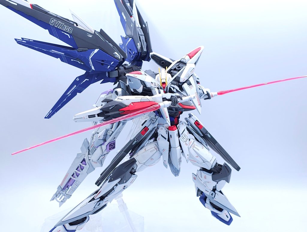 エクリプスのボディにウイングバインダーを装備する事で高い機動性を発揮!キラ得意のビームサーベル二刀流で敵の四肢をバラバラに。