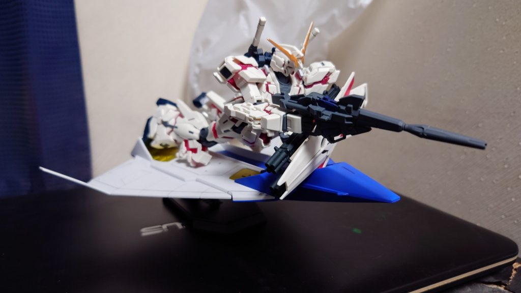 たまたま掘り出したHGユニコーンも乗せて可能性に殺されるポーズ。ユニコーンがデカすぎて収まりきらないから大気圏突破できなさそうw今回は簡単なカラバリで終わらせたからすぐに投稿できましたけどもうちょっと凝っても良かったなと反省してます。気が向いたら再塗装したいけど積みプラを先に片さなくちゃな(遠い目)。次はセットで入っていたGディフェンサーを上げるつもりで、Mk-IIの装備なのでエマさんのあるものをイメージしたカラーリングにしたいと思っています。それではまたチャオ~