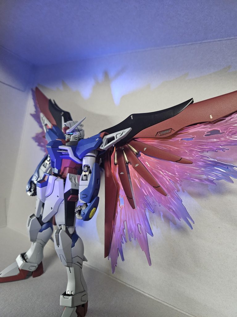 光の翼を蛍光塗料やパール塗料で塗装してみましたが、写真じゃ全然分からないですね💦