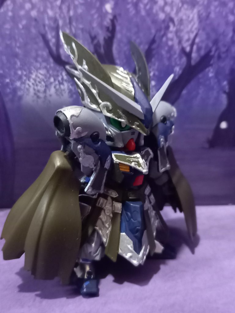 本体はライトグレー　ダークブルー　アルミっぽいシルバー茶系グリーンでマント