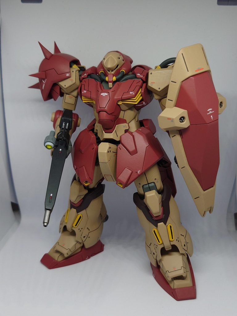 腹部をプラ板で2mmちょっと延長 腰部との隙間が空いたので股パ一ツの上面もプラ板にて幅増ししてます。頭部周りや腕部肘下およびライフル等合わせ目消しを施してます。それと足首のジョイント部分もスペーサ一をかまして少しだけ可動範囲を拡げています。また膝上や脹脛部分をヤスリで削り込んでます。太めの足を細く見えるようにしたかったのです。