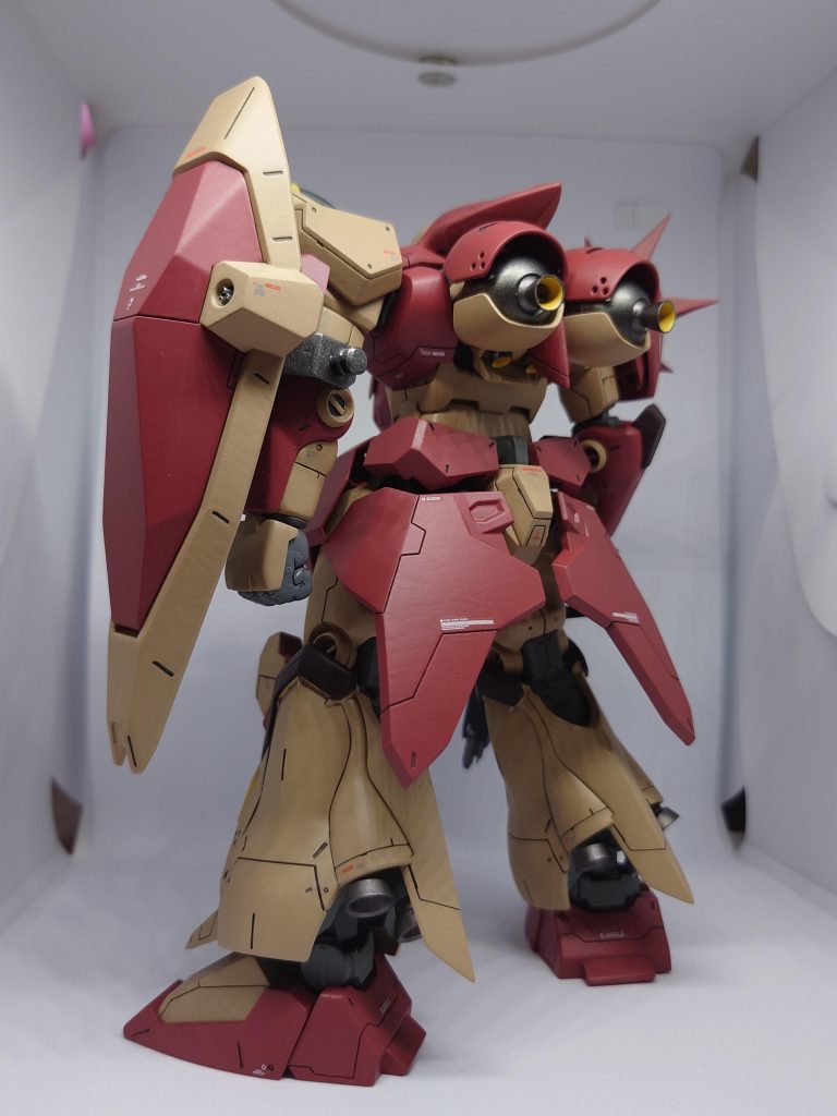 設定画に準じて踵部を大き目に加工しました。