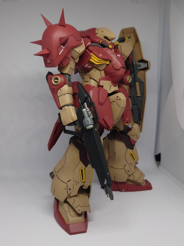 ライフルは設定からカラー変更してパ一ツ追加でディテ一ルアップを図ってます。肩ア一マ一のトゲトゲは定番のツンツン加工です。