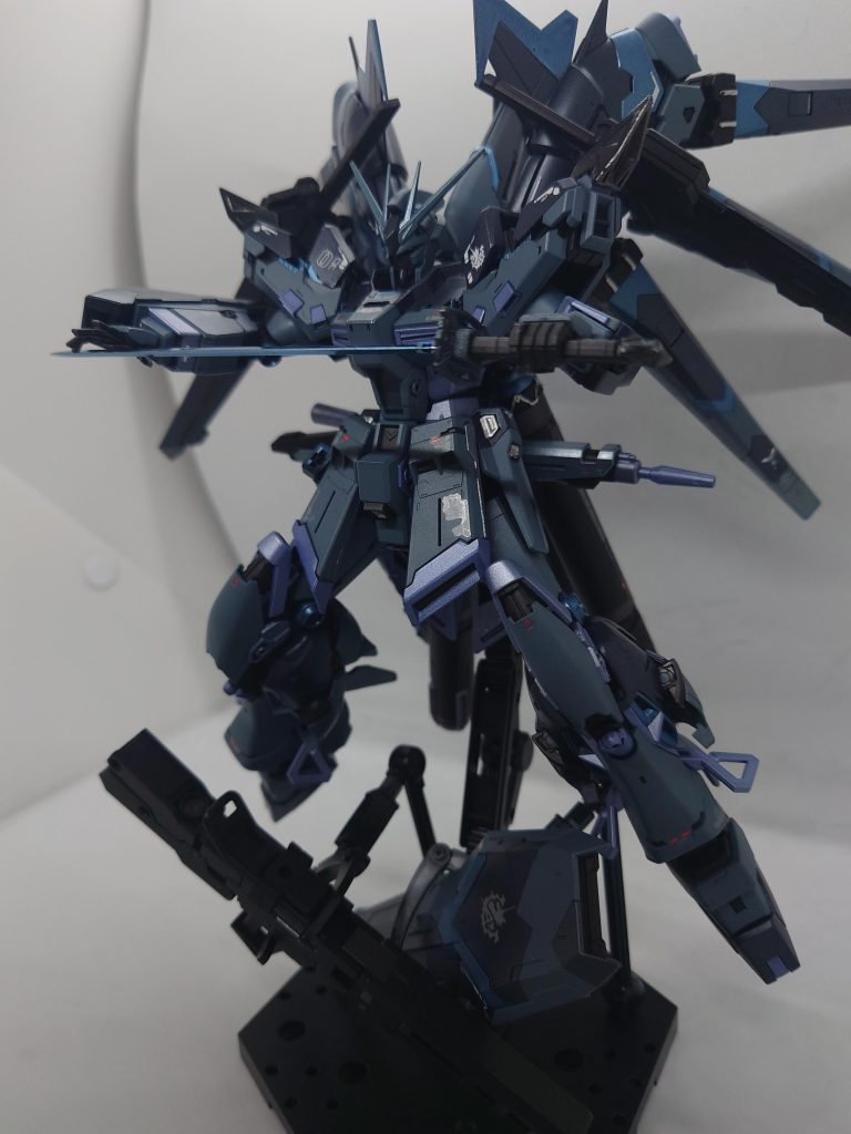 本機に装備された日本刀【蒼の刀】たった一振りで当たった敵MSを両断する。