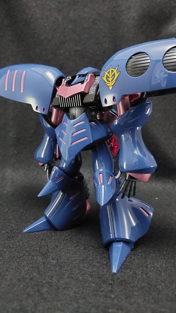 グロスインジェクション成形のプル機＆プルツー機。全く無塗装で作ってもつまらないな、ということでグロスインジェクションでないパーツをメタリック系塗料で塗装したまでは良かったのですが、組み上げてみると肩・バインダー・腕がポロポロと抜ける抜ける。プルツー機に至っては足までくるくる回って立たせることすらできなくなってしまいました。瞬間接着剤で関節を太らせたらいけるかな？と思ったものの、腕はともかく足の方は変わらず。よく見てみるとなんと両足や一部の肩のポリキャップが割れている……！