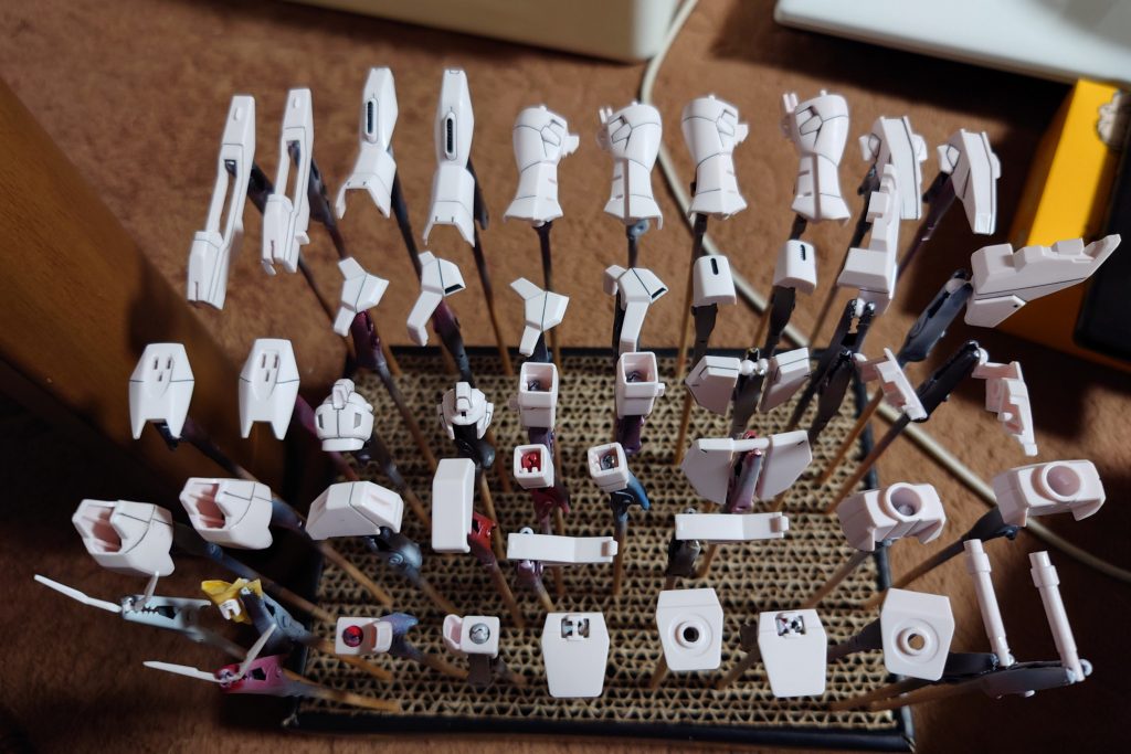 元々の色味が好きだったのでどうしようか悩みましたが。ホワイトパールでコートしたら良い感じにメタリックっぽくなるんじゃないかと、外装もコートしました。今にして思えばやって良かったと思います。