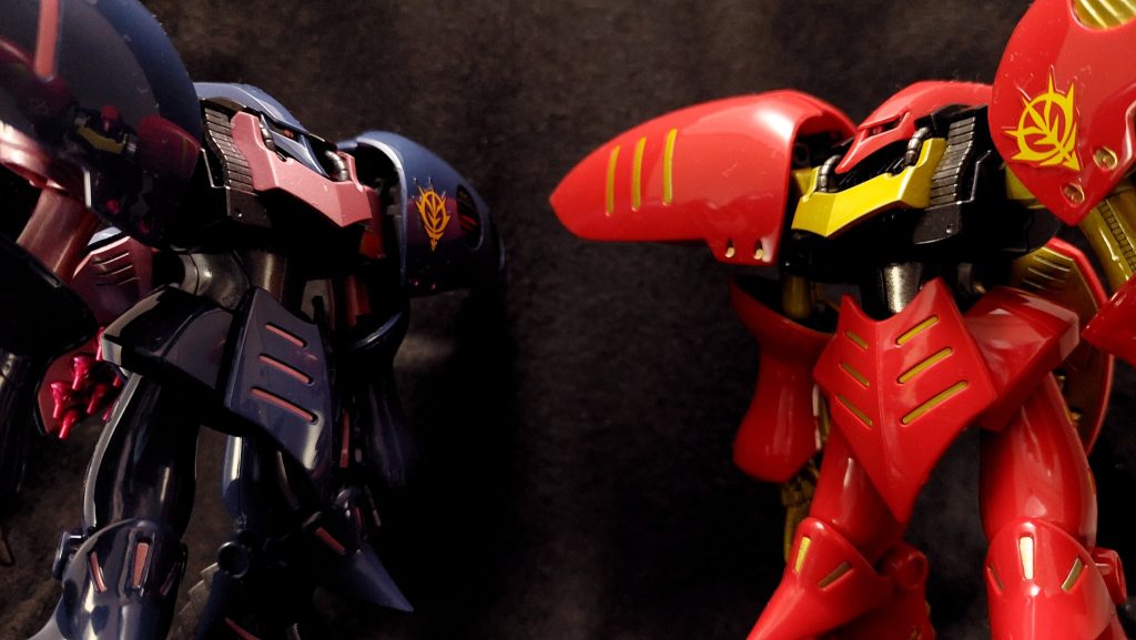 塗装は基本的にラッカーのカラースプレーによるものです。ピンクとイエロー部以外はタミヤの光沢ブラックを下地に使用しました。1.プル機胸部ブラック部：クレオス　メタルブラック胸部ケーブル等グレー部：タミヤ　ガンメタル関節等グレー部：タミヤ　ブライトガンメタル胸部等ピンク部：タミヤ　パールライトレッド肩部ピンク部：ガンダムマーカー　メタリックピンク2.プルツー機胸部ブラック部：タミヤ　ダークマイカブルー胸部ケーブル等グレー部：タミヤ　メタリックグレイ関節等イエロー部：タミヤ　シルバーリーフ→クレオス　クリアイエロー胸部等ピンク部：タミヤ　パールライトレッド肩部イエロー部：4アーティストマーカー　ゴールド