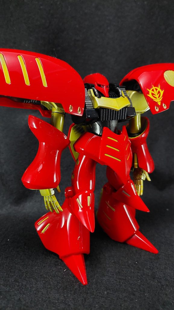 塗装時に関節のマスキングをしなかったせいなのか、瞬間接着剤で太らせたせいなのか？　分かりませんが、ともかくこの2つにはそれなりに危険があるのだと実例を持って知ることとなりました（一応、一部は他キットの余剰パーツで代用はできましたが）。加えてツルツルとしたパーツに周囲のものが写ってしまうので撮影もやりにくい。なので今回はほぼ素立ちのみで失礼します。それでもホコリ目立つなこれ！　次もちょっと特殊なガンプラなので、上手くできるか不安になってきました……