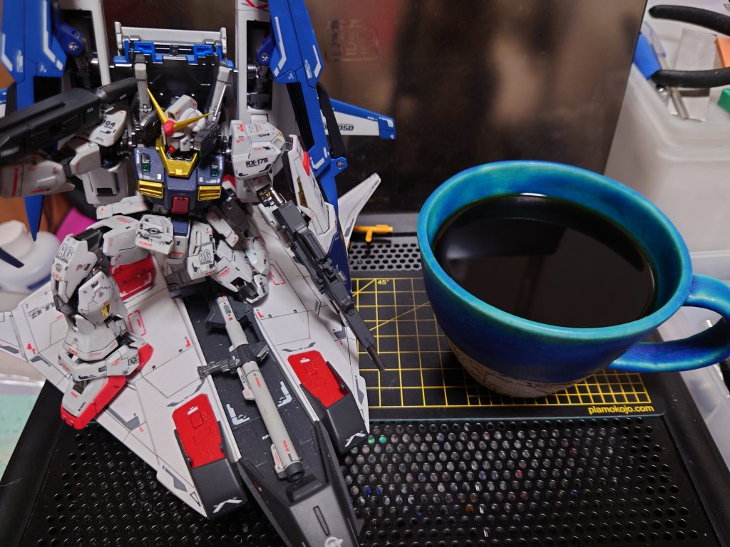 完成を眺めながら、コーヒー淹れて····次はRG Zガンダム作りますが、かなり大変そうなので、途中過去作でも投稿しようかなと考えております。よろしければ見てやってください。