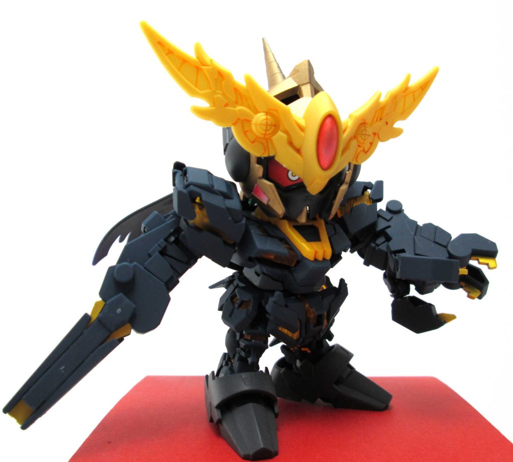 ガンダムマーカーや缶スプレーでの部分塗装。目など一部自作のシールを使用しています