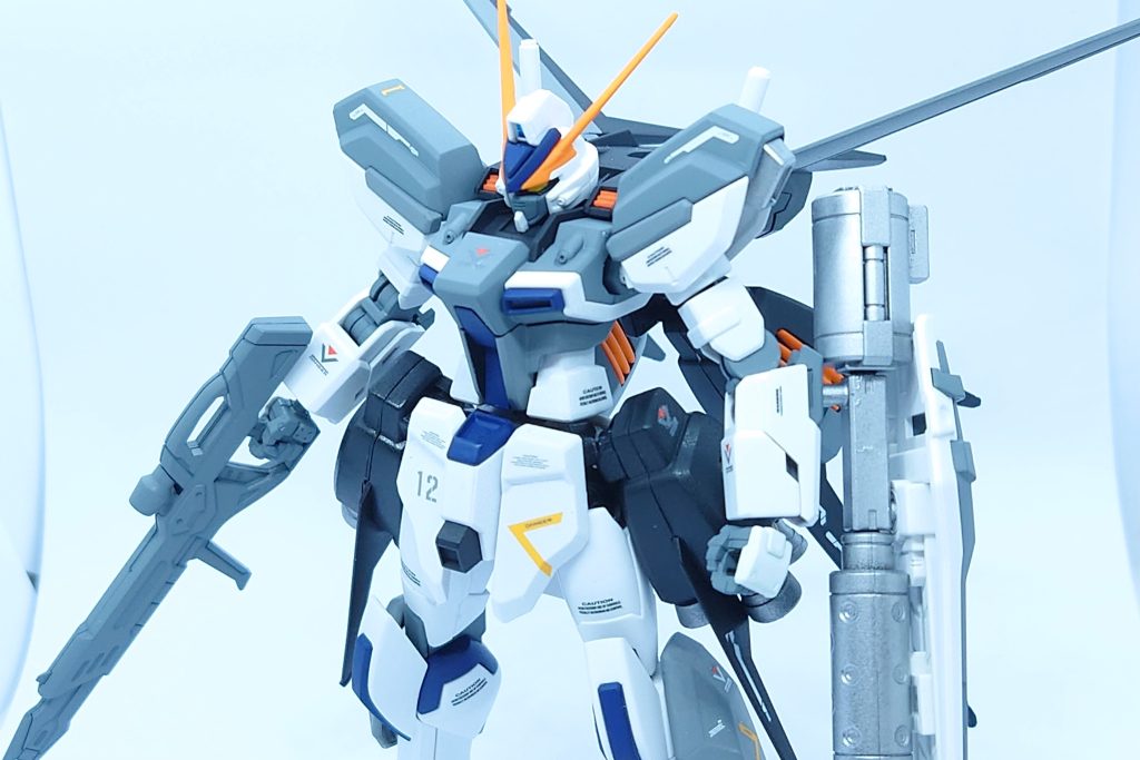 オーバー・ウィンダム大西洋連邦内の部隊で運用されているウィンダムのカスタム機。機体は強化型バッテリーに換装され出力と継戦能力が向上、センサーも最新のものに変更されたことでフェイスエクステリアに変化が生じている。ストライカーパックは出力リミッターを解除したエールを基本とし、腰部にはエールストライカーの推進ユニットを改造した追加ブースターを備える。このブースターとの併用により直線機動力は高機動なセカンドステージ機体にも並ぶ程のものを獲得している。