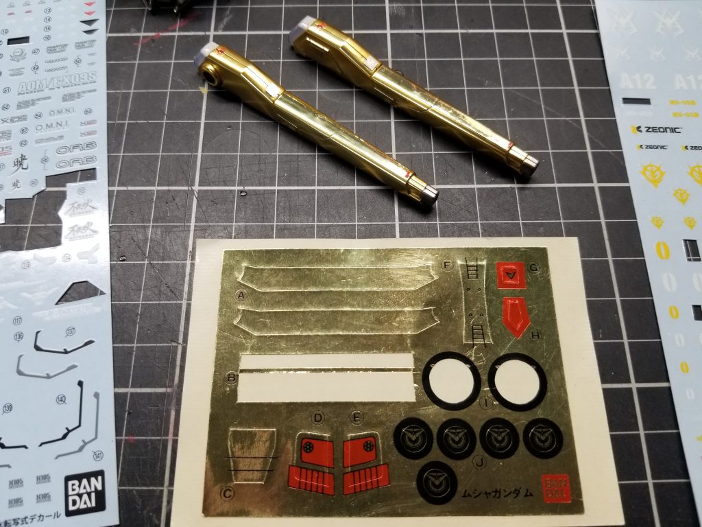 こちらはビーム砲『73F式改高エネルギービーム砲』。これの合わせ目とゲート跡がどうしても気になって、何かいい方法はないかな～とマーキングシールのジャンク箱を漁ってたら…いいのがありました🎵旧キットの武者ガンダムのホイルシール✨これを適当な幅でカットして貼り付けたらかなり目立たなくなりました👍もう何年前のなんだろ(笑)多分キットを知ってる方もごく僅かなのでは？😅