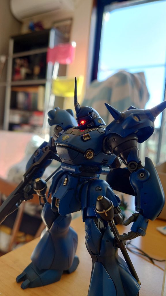 モノアイにLEDを仕込んではいたんですが、配線引くの面倒でそのままだったのを最近細くて良い感じの銅線を手に入れたので引いてみました。まだ仮なので完成ではありませんが、とりあえず光らせてみました。