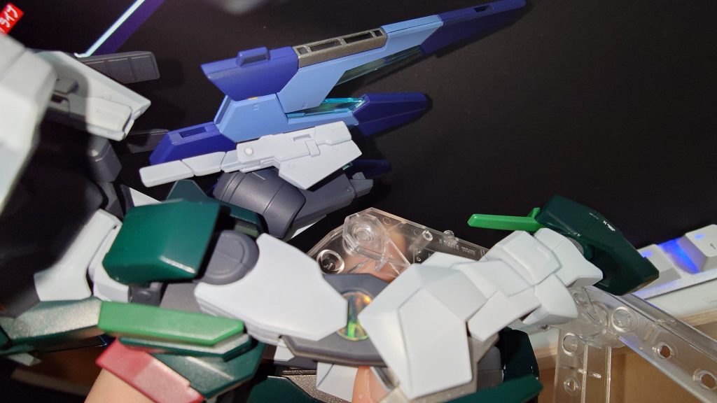 腕と脚のコンデンサー部分にはオーロラフィルムを使用して見ました。光の加減でキラキラします。