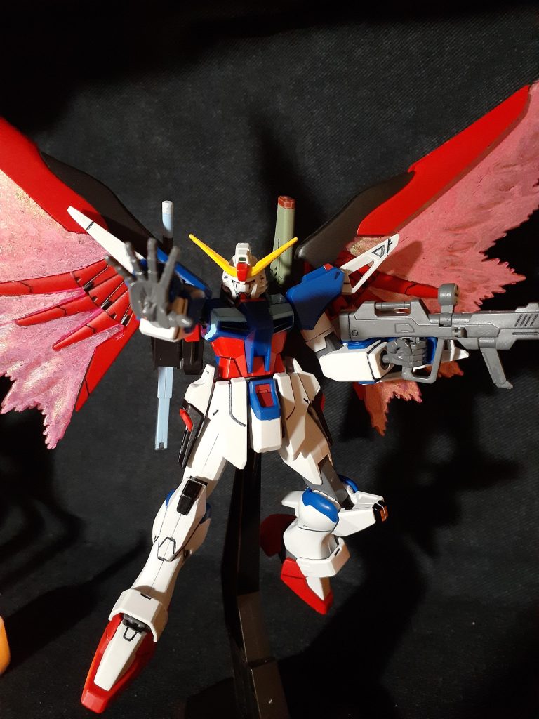 パルマフィオキーナの平手に差し替え、高エネルギービームライフルを持たせた体勢です。旧HGにはHGCEに付属しているエフェクトパーツは無いのが少し残念ですが、インパクトは十分だと思います。