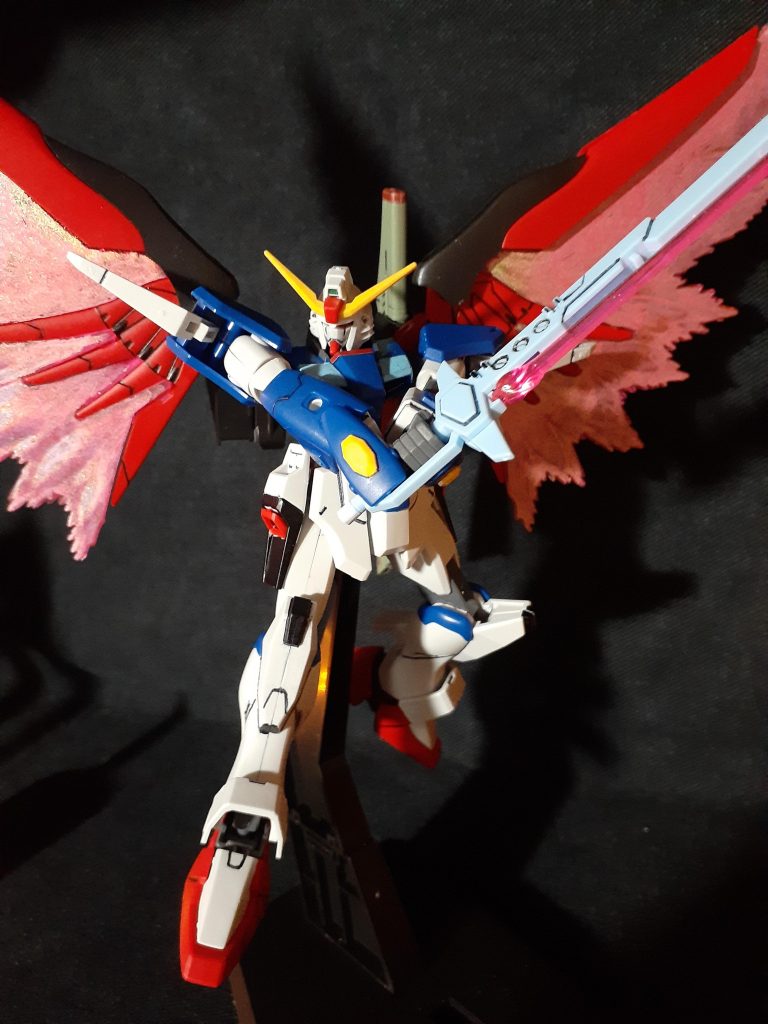 アロンダイトを両手持ちで構えてみました。稼働範囲の都合でなかなか難しいアクションですが、やってみたくなりますね。