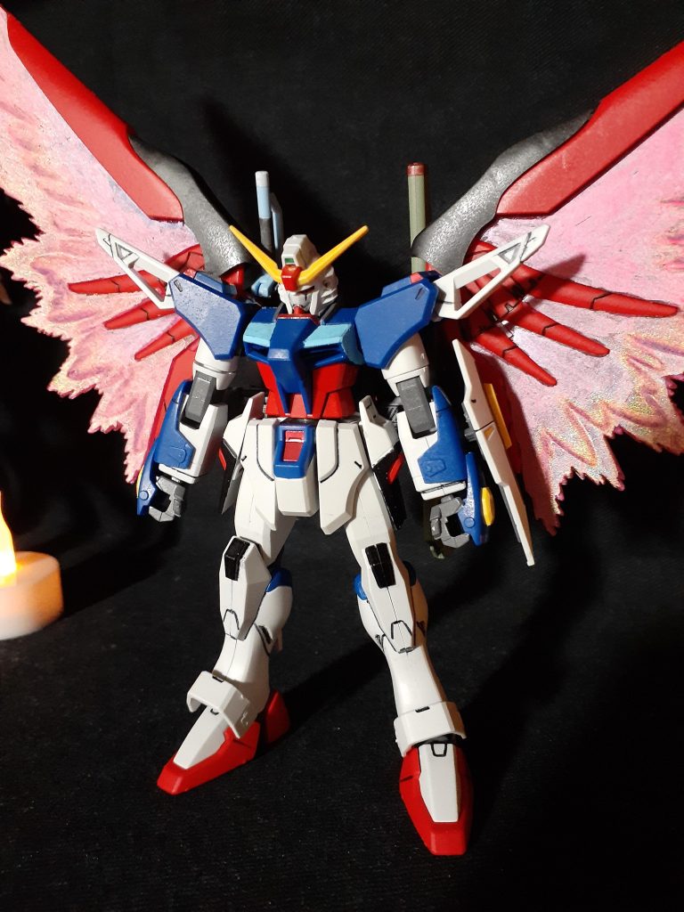 光の翼をガンダムマーカーのトランザムホロレッドで両面塗り上げ、艶消し仕上げをしました。おそらくこの点が今回1番力を入れた製作箇所になります。